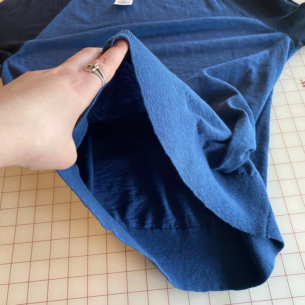 Banana Republic men’s sz large NWT dark navy blue & light blue crewneck